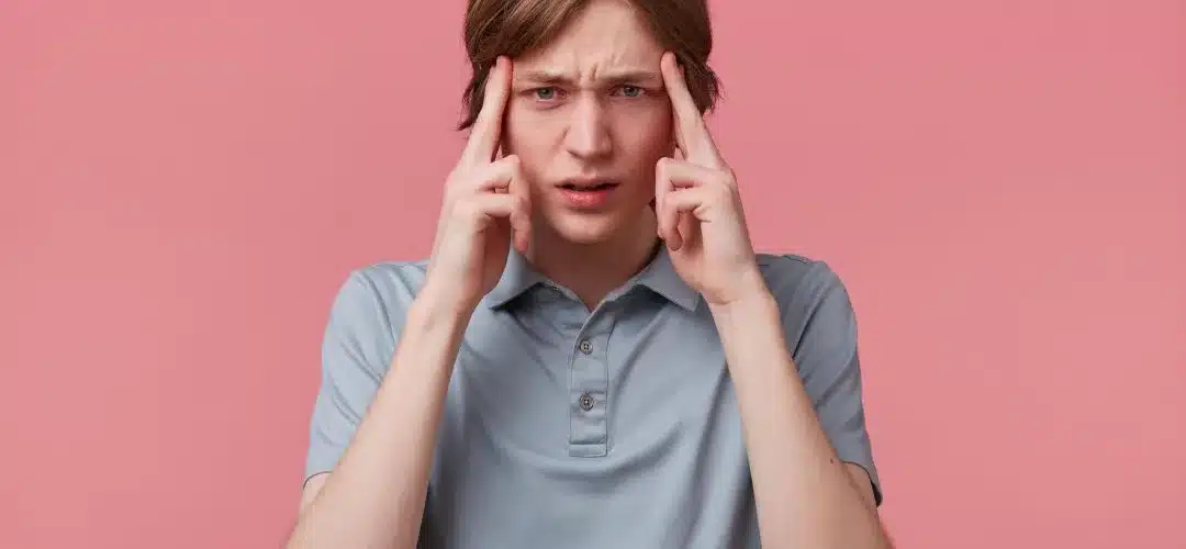 Uomo si tocca le tempie cercando di concentrarsi a fatica