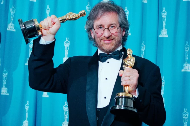 Steven-Spielberg-tiene-in-mano-oscar-vinti-2014