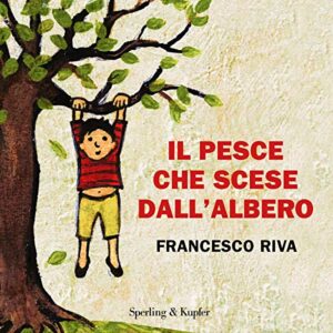 Bambino che si arrampica su un ramo