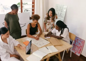 persone che studiano insieme attorno al tavolo