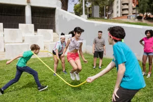 bambini che giocano all'aperto e saltano la corda