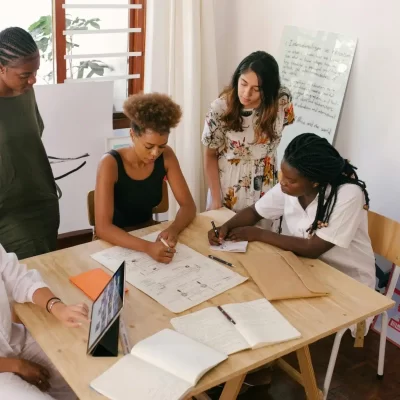 persone che studiano insieme attorno al tavolo