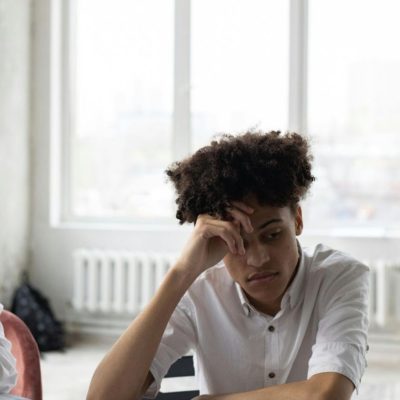 ragazzo che studia e pensa