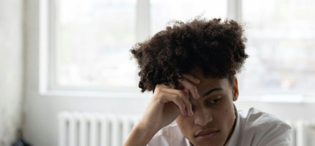 ragazzo che studia e pensa
