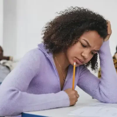 studentessa che pensa e guarda il foglio