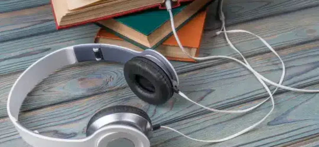 Cuffie e libro
