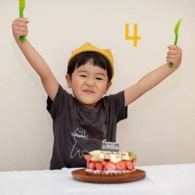 Token Economy - Sistema di rinforzo a gettoni. Un bambino esulta dopo aver ricevuto il premio. Studio Didattico Iside