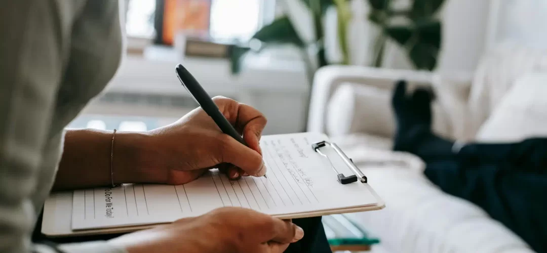 medico che scrive con penna parent training
