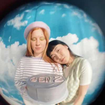 mamma e figlio gen z torta sfondo nuvole adhd dsa
