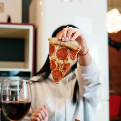 pizza vino ragazza italiana