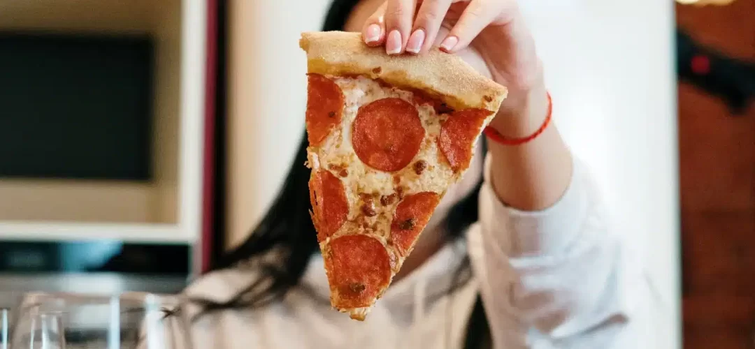 pizza vino ragazza italiana