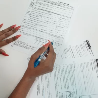 donna compila documenti indennità di frequenza