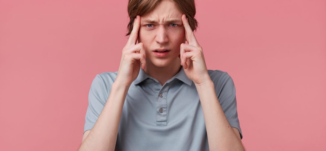 Immagine di un uomo che pensa intensamente, cerca di ricordare qualcosa a fatica