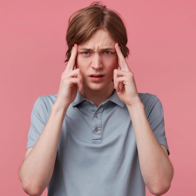 Immagine di un uomo che pensa intensamente, cerca di ricordare qualcosa a fatica